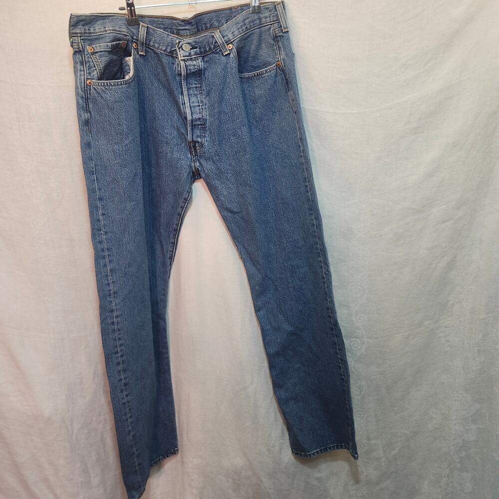 Men's Jeans 501 38x32 button fly medium wash